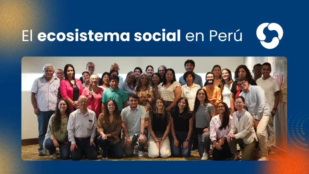 Grupo de personas pertenecientes a organizaciones sociales y ambientales en Perú, reunidas en un espacio de fortalecimiento organizacional impulsado por Compartamos Con Colombia a través del programa Enlaza Sur. En la imagen, los participantes posan juntos, reflejando diversidad y compromiso con el impacto social en sus comunidades.